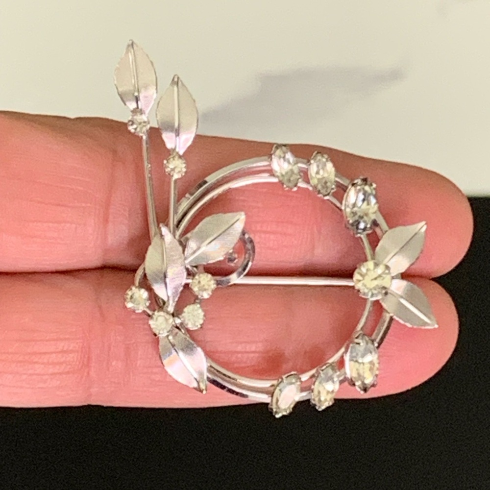 Krementz Silver Tone Rhinestone Brooch Leaf Circle Spray 1950s Mid Century pin